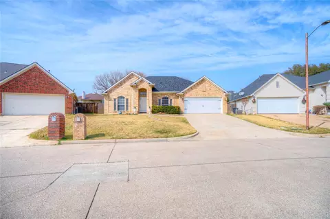 1107 Deer Valley Ln, Arlington, TX 76001