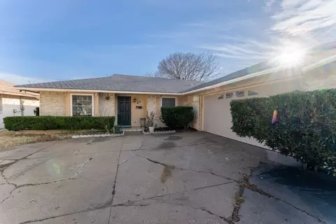 421 W Springdale Ln, Grand Prairie, TX 75052