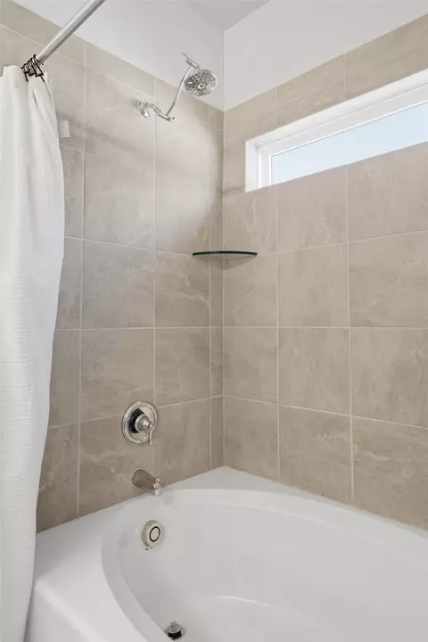 Bath - 11120 Solar St, Lorena, TX 76655 photo 2 of 4