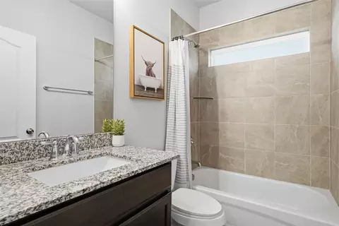 Bath - 11120 Solar St, Lorena, TX 76655 photo 3 of 4