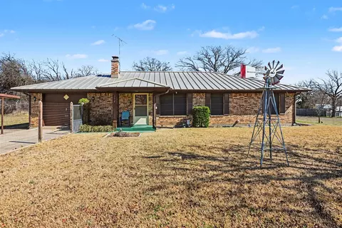 312 Oakwood St, Azle, TX 76020