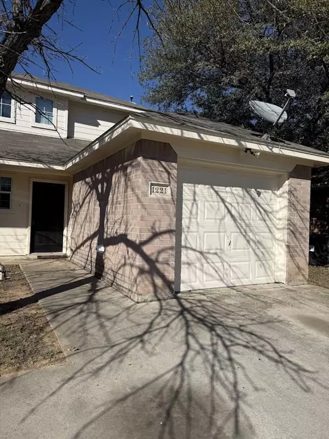1221 Village Garden Dr, Azle, TX 76020