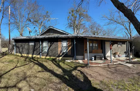 202 Cottonwood St, Barry, TX 75102
