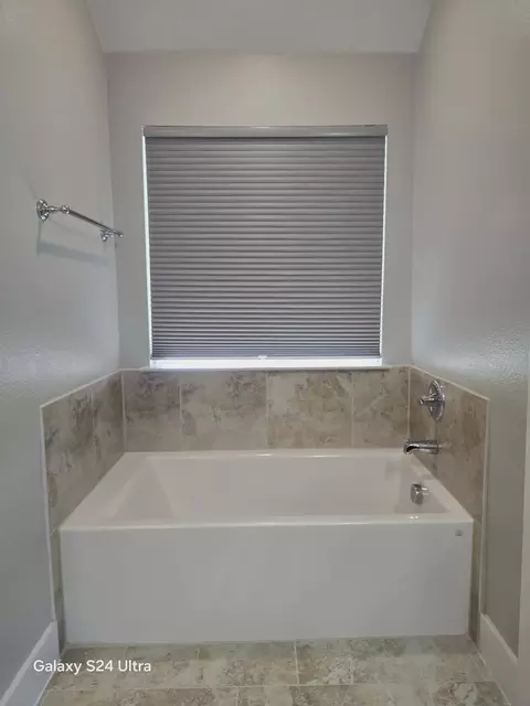 Bath - 126 Creekside Dr, Sanger, TX 76266 photo 1 of 3