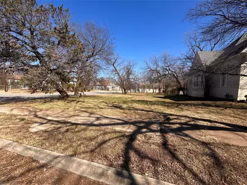 933 N 12th St, Waco, TX 76707