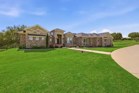 100 Maverick Ct, Granbury, TX 76049