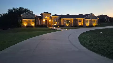 100 Maverick Ct, Granbury, TX 76049