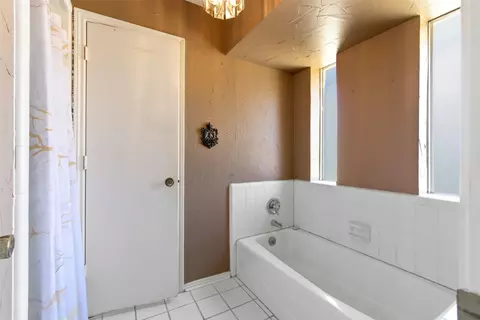 Bath - 2401 E Windsor Dr, Denton, TX 76209 photo 2 of 4