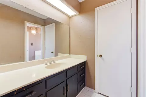 Bath - 2401 E Windsor Dr, Denton, TX 76209 photo 3 of 4