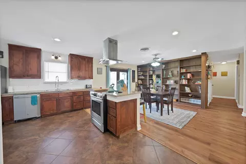 7013 Meadowbrook Dr, Fort Worth, TX 76112