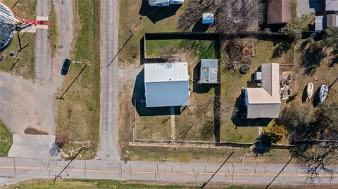 View/Area - 702 Main St, Windom, TX 75492 photo 4 of 6
