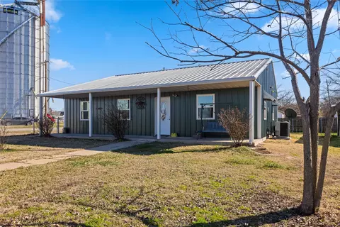 Exterior - 702 Main St, Windom, TX 75492 photo 3 of 6