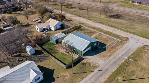View/Area - 702 Main St, Windom, TX 75492 photo 3 of 6