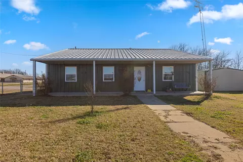 702 Main St, Windom, TX 75492