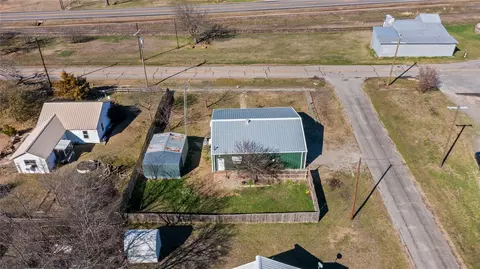 View/Area - 702 Main St, Windom, TX 75492 photo 6 of 6