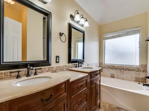 Bath - 314 Stringer Dr, Cedar Hill, TX 75104 photo 2 of 5