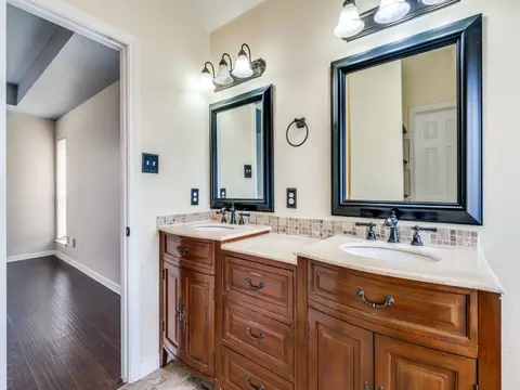 Bath - 314 Stringer Dr, Cedar Hill, TX 75104 photo 3 of 5
