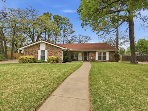 209 Valley View Ct, Azle, TX 76020