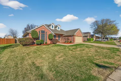 105 Canterbury Dr, Saginaw, TX 76179