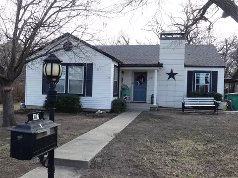307 Rock St, Bowie, TX 76230