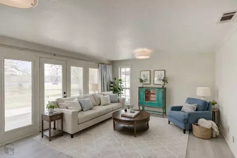 Living - 306 Pine St, Heflin, LA 71039 photo 1 of 2