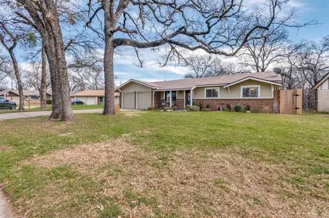 180 Oakhurst Dr, Bedford, TX 76022