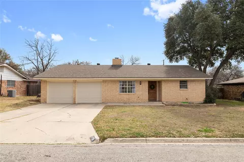 1718 Woodridge Dr, Brownwood, TX 76801
