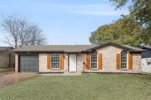 318 Boulder Ct, Burleson, TX 76028