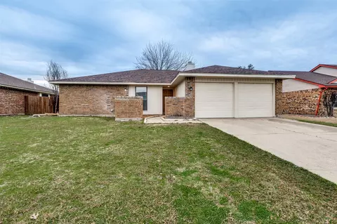 2673 Carrington Ln, Grand Prairie, TX 75052