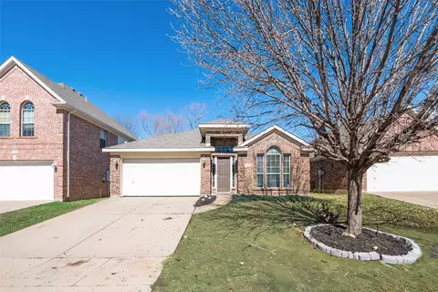 4828 Summer Oaks Ln, Fort Worth, TX 76123
