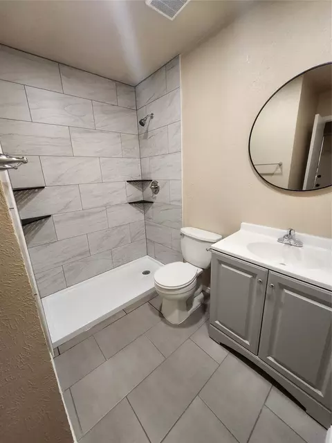 Bath - 607 Arbor Ln, Lancaster, TX 75134 photo 3 of 4