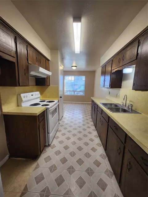 Kitchen - 607 Arbor Ln, Lancaster, TX 75134 photo 3 of 4