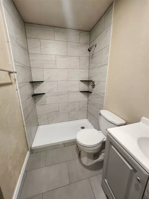 Bath - 607 Arbor Ln, Lancaster, TX 75134 photo 4 of 4