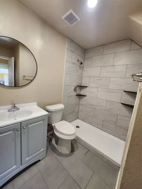 Bath - 607 Arbor Ln, Lancaster, TX 75134 photo 1 of 4
