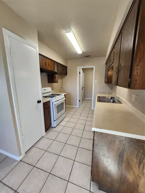 Kitchen - 607 Arbor Ln, Lancaster, TX 75134 photo 2 of 4