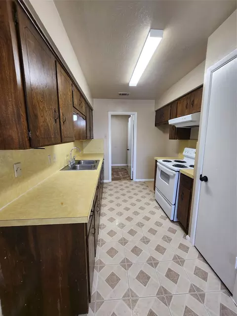 Kitchen - 607 Arbor Ln, Lancaster, TX 75134 photo 4 of 4