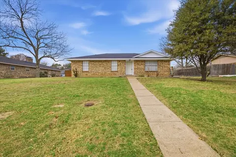 121 Hillside Ln, Desoto, TX 75115