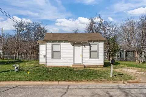 313 Hallvale Dr, White Settlement, TX 76108