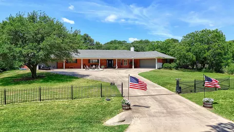 1246 Kiowa Dr W, Lake Kiowa, TX 76240