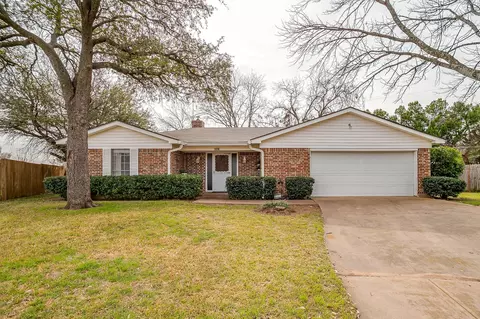 1116 Heather Ct, Benbrook, TX 76126