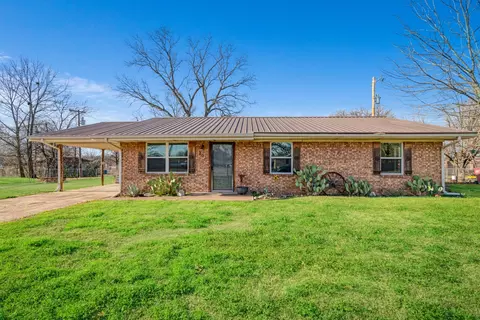 202 Circle Dr, Bogata, TX 75417