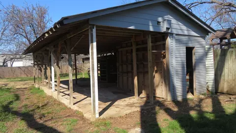 Exterior - 107 Scurlock Ave, Cleburne, TX 76031 photo 4 of 6