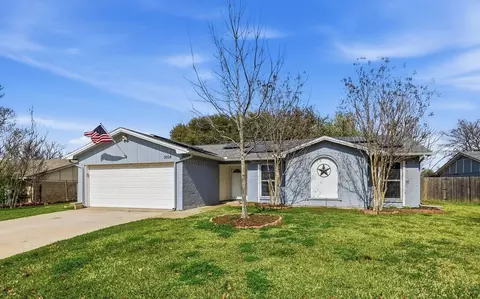 3004 Highgate Ln, Bedford, TX 76021