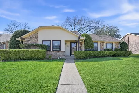 1017 Lesa Ln, Garland, TX 75042