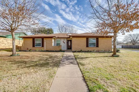 500 Berkshire Ct, Burleson, TX 76028