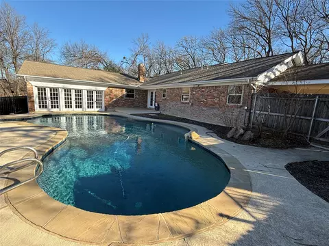 Exterior - 21 Devonshire Dr, Bedford, TX 76021 photo 7 of 7
