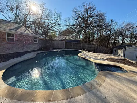 Exterior - 21 Devonshire Dr, Bedford, TX 76021 photo 3 of 7