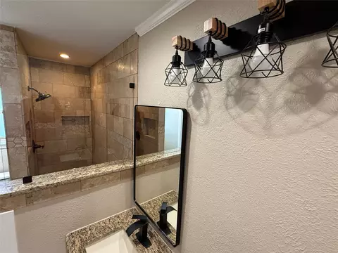 Bath - 21 Devonshire Dr, Bedford, TX 76021 photo 1 of 2