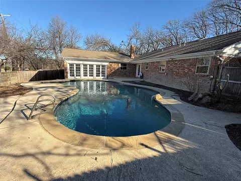 Exterior - 21 Devonshire Dr, Bedford, TX 76021 photo 2 of 7