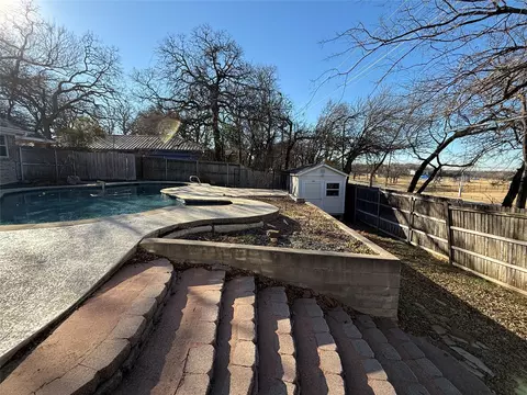 Exterior - 21 Devonshire Dr, Bedford, TX 76021 photo 5 of 7